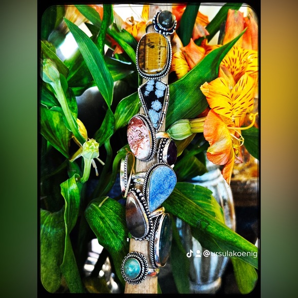 Forrest Green Jade oval shaped stone statement ring. - Picture 3 of 3